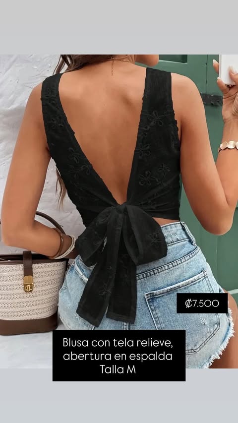 Blusa con tela relieve abertura en espalda